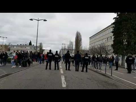Tomblaine : 200 lycéens devant le lycée Varoquaux