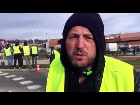Un gilet jaune explique pourquoi il bloque le rond point de Chalezeule, près de Besançon