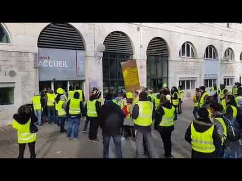 La marseillaise chantée par les Gilets jaunes à Besançon