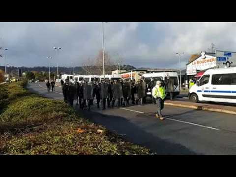 Intervention des forces de l'ordre qui font évacuer le barrage filtrant au rond point Leroy Merlin à Houdemont.