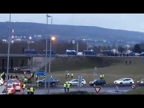 Les forces de l'ordre arrivent en nombre à Frouard pour empêcher une tentative d'envahissement de l'autoroute.