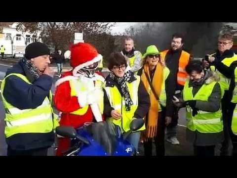 Le Père Noël fait sensation chez les gilets jaunes, à Frouard.
