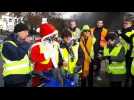 Le Père Noël fait sensation chez les gilets jaunes, à Frouard.
