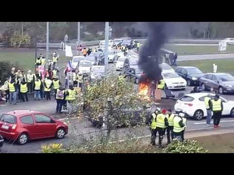 A Frouard,  les gilets jaunes filtrent la circulation sur le rond-point de Frouard sous le regard des gendarmes