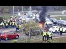 A Frouard,  les gilets jaunes filtrent la circulation sur le rond-point de Frouard sous le regard des gendarmes