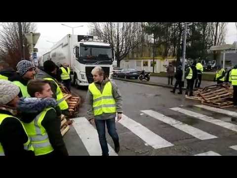 Besançon : les gilets jaunes laissent sortir un véhicule par heure du dépôt Easydis, qui alimente les supermarchés Casino de la région