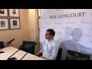 Nicolas Mathieu s’installe avant la concours de presse qui fait suite à l'attribution du prix Goncourt