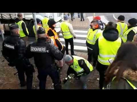 Noidans-lès-Vesoul : les gilets jaunes veulent donner des roses aux gendarmes