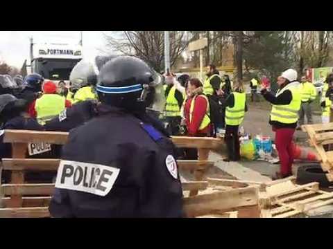Démantèlement du blocus des gilets jaunes par la police à Easydis Besançon