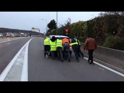 Franche-Comté Besançon Les gilets jaunes prennent en charge une voiture en panne