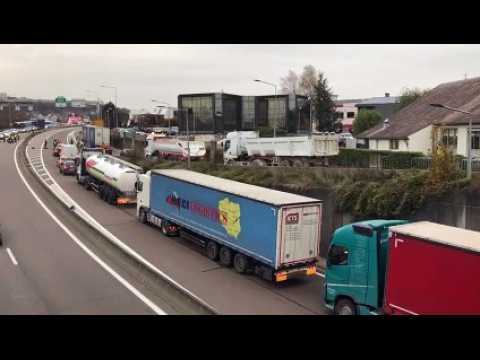 Franche-Comté Gilets jaunes concert de klaxons des routiers en soutien aux manifestants à Ecole-Valentin