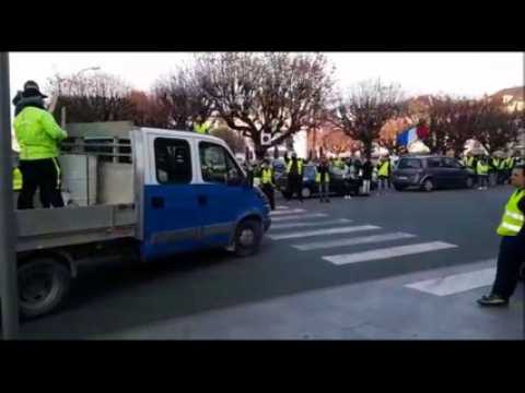 Franche Comté Gilets jaunes devant la préfecture à Belfort
