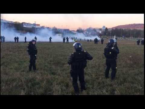 Premiers tirs de grenades lacrymogènes sur les gilets jaunes rassemblés au rond-point de Frouard