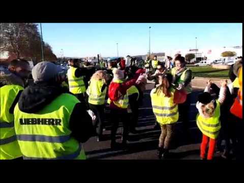 "La chenille", "Tournez les serviettes", "Cotton Eye Joe", "Le Madison". Grosse ambiance chez les Gilets Jaunes de Verdun