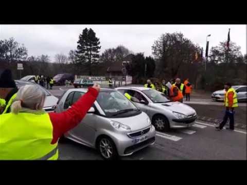 Les gilets jaunes bloquent le rond-point de Frouard