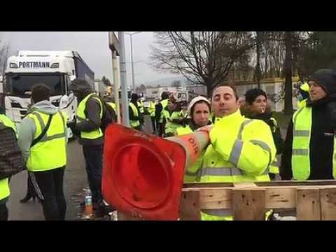 Les gilets jaunes s’attendent à être délogés par les policiers aux entrepôts d’easydis à Besançon.