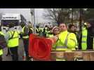 Les gilets jaunes s’attendent à être délogés par les policiers aux entrepôts d’easydis à Besançon.