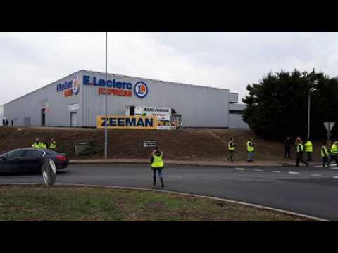 Les gilets jaunes occupent le rond-point situé devant Leclerc Express de Noidans-lès-Vesoul