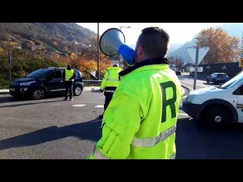 Franche-Comté Besançon Slogan explicite d'un gilet jaune au rond-point à Beure