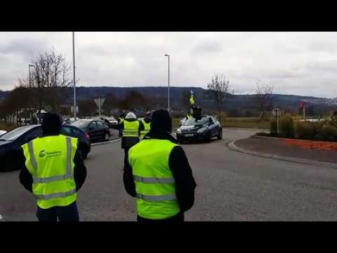 Pont-à-Mousson : certains automobilistes affichent leur soutien aux gilets jaunes