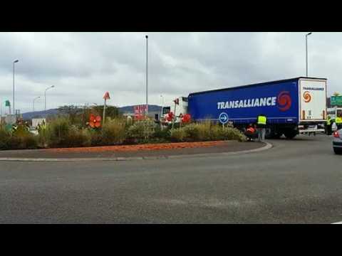 Pont-à-Mousson : les routiers font le tour du rond-point en klaxonnant pour saluer les gilets jaunes