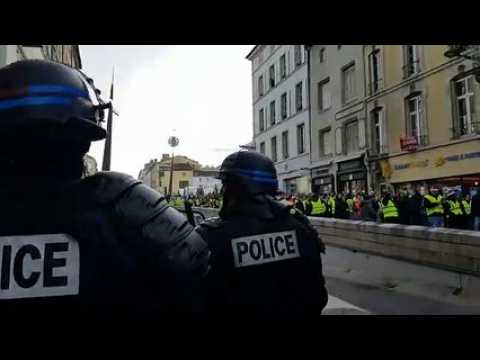 Nancy :  les gilets jaunes devant le marché de Noël qui crient "libérez le père Noël".