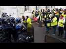 Face à face pacifique entre gilets jaunes et forces de l'ordre à Besançon