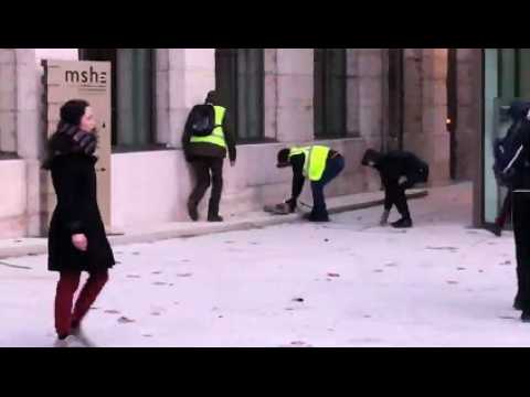 Besançon : des jeunes qui n’ont rien à voir avec des gilets jaunes brisent des socles en béton pour se fabriquer des projectiles