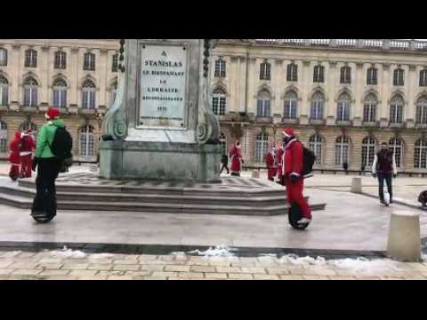 Des pères Noël en gyroroues  défilent place Stanislas