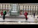 Des pères Noël en gyroroues  défilent place Stanislas