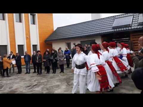 Danses et chants lors de l'inauguration du nouveau bâtiment de l'Amseaa qui accueille des jeunes roumains