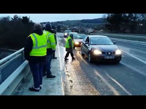Gilets jaunes Pont-à-Mousson Sur l'échangeur au-dessus de l'A31, on attend l'escargot