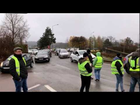 La mobilisation au rond-point d'Ecole-Valentin samedi 1er décembre