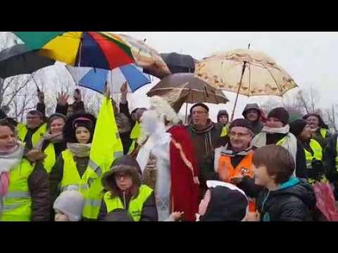 Saint-Nicolas rend visite aux gilets jaunes au rond point de Chaufontaine dans le Lunévillois