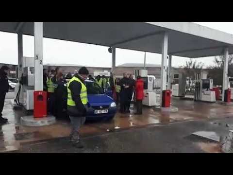 Une automobiliste conspuée par les gilets jaunes après avoir forcé la chaîne humaine de la station-service d'Auchan