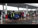 Une automobiliste conspuée par les gilets jaunes après avoir forcé la chaîne humaine de la station-service d'Auchan