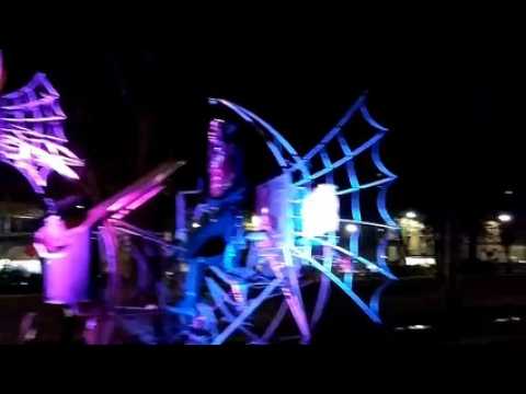 Les géants dansent au défilé de la Saint-Nicolas à Nancy.