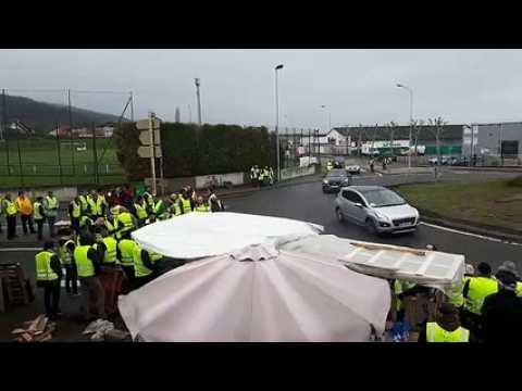 Près de 100 gilets jaunes installés au rond-point situé devant le Leclerc Express de Noidans-lès-Vesoul.