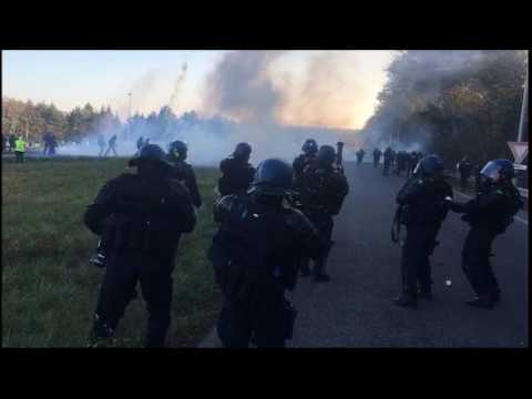 À l'aide de gaz lacrymogène, les forces de l'ordre tentent de déloger les gilets jaunes qui occupent l'A31 à Frouard
