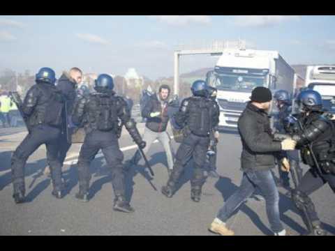 Les gendarmes et les policiers évacuent les gilets jaunes de l’A31 à Frouard
