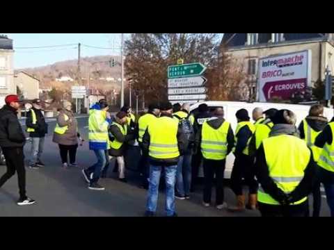 A Toul un policier sort son arme de service pour protéger des gilets jaunes d'un automobiliste excédé qui force un barrage
