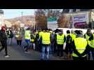 A Toul un policier sort son arme de service pour prot&eacute;ger des gilets jaunes d'un automobiliste exc&eacute;d&eacute; qui force un barrage - Label : L'Est Républicain - Category : News