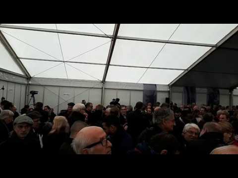 Emmanuel Macron à Besançon L'attente sous le chapiteau