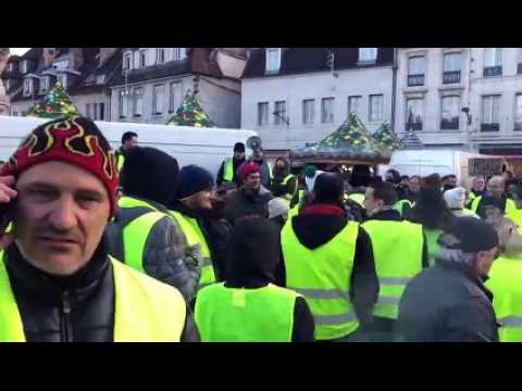 Besançon : les gilets jaunes entonnent la Marseillaise place de la Révolution