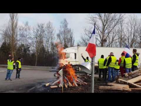 Lunéville : un routier montre son soutien aux gilets jaunes  en effectuant plusieurs tours du rond-point de Chaufontaine