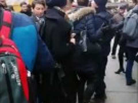 Christophe Castaner déambule dans le marché de Noël de Strasbourg, pour sa réouverture