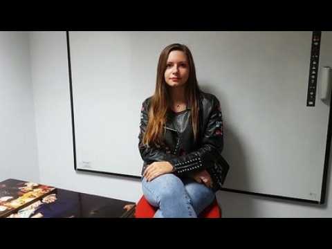 Aëlwenn, 14 ans, candidate à The Voice Kids,  se prête au questionnaire chinois