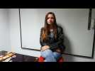 Aëlwenn, 14 ans, candidate à The Voice Kids,  se prête au questionnaire chinois