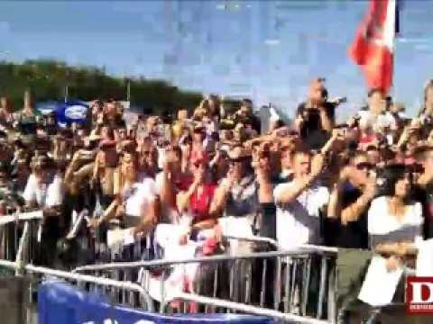 Sébastien Loeb fête sa victoire au stand Citroën