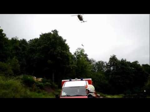 [VIDEO] Et s'il fallait sauver un parapentiste accroché dans un arbre.....